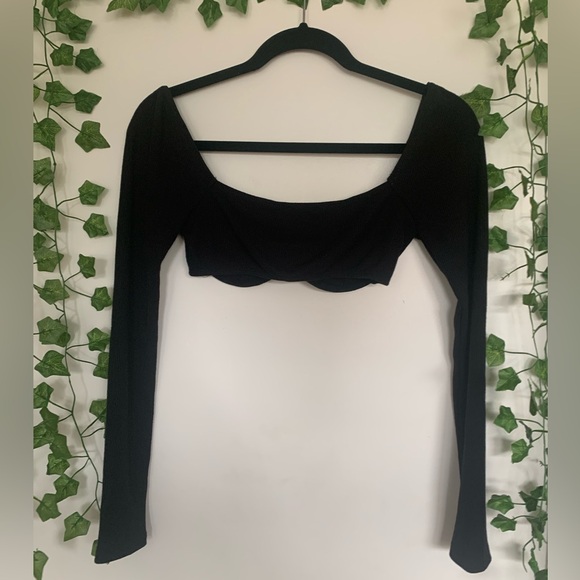 It’s in a size four. Excellent condition. - Picture 3 of 6